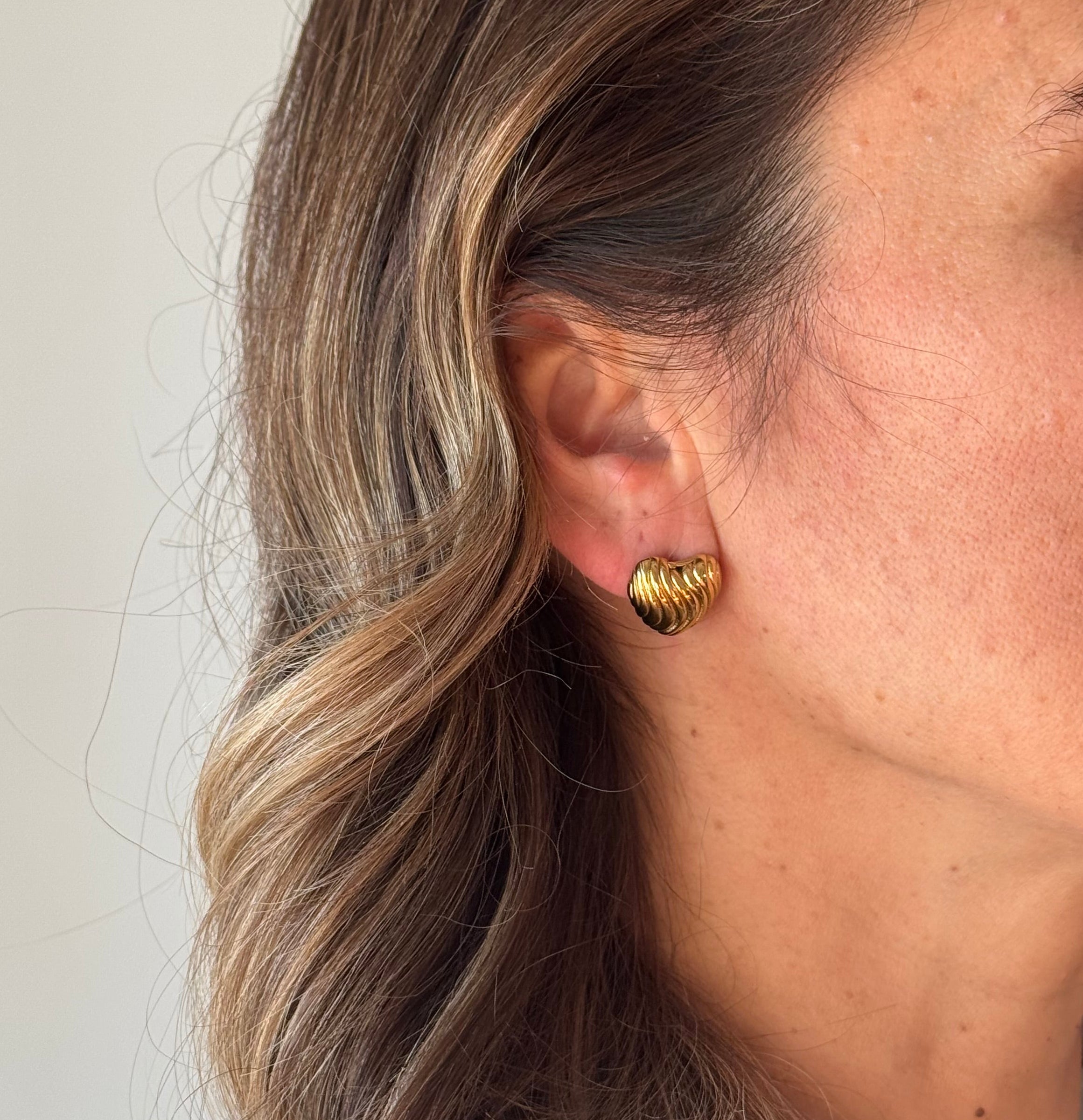 Orecchini cuore rigato brass