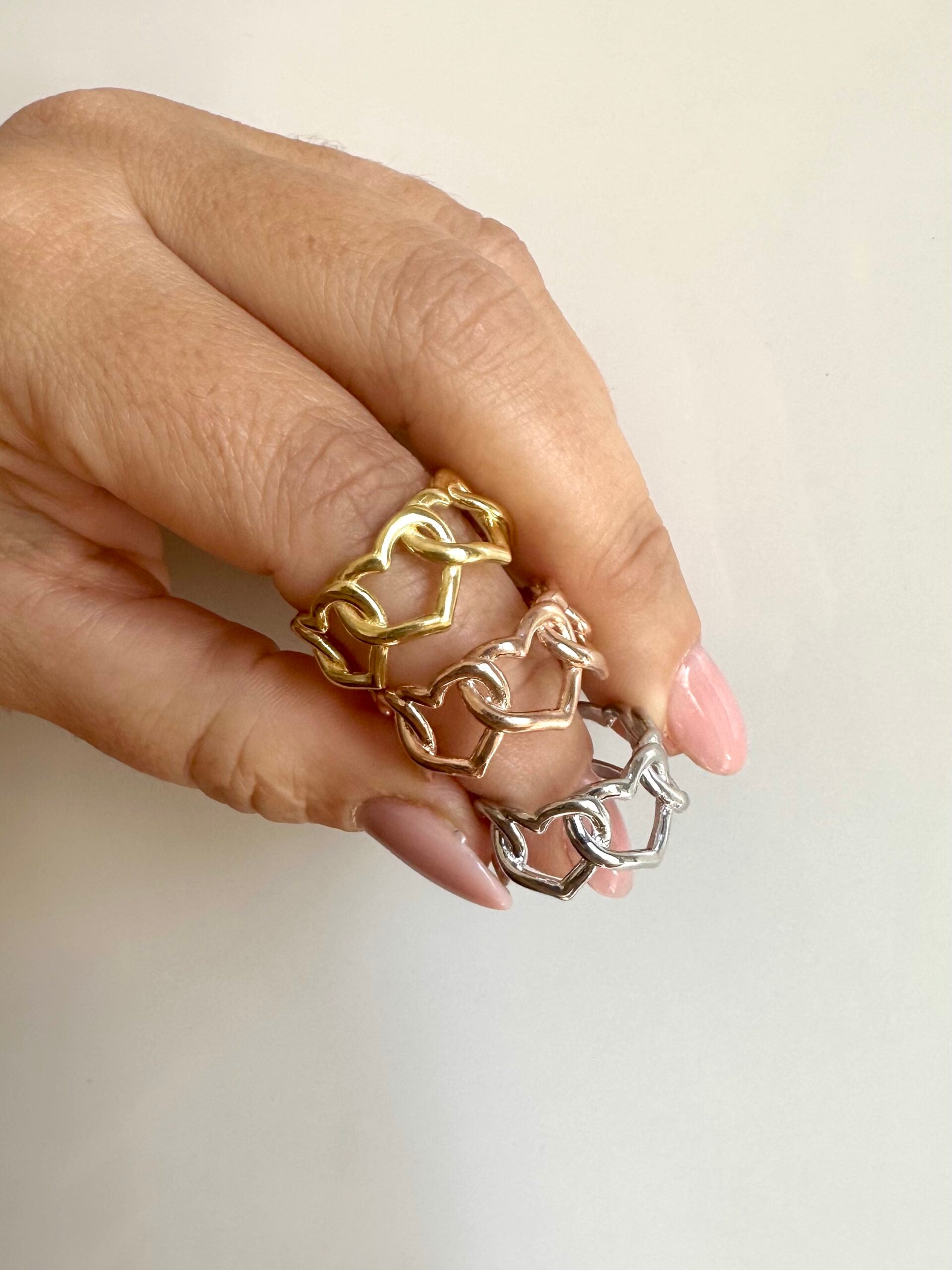 Anello fascetta cuori forati