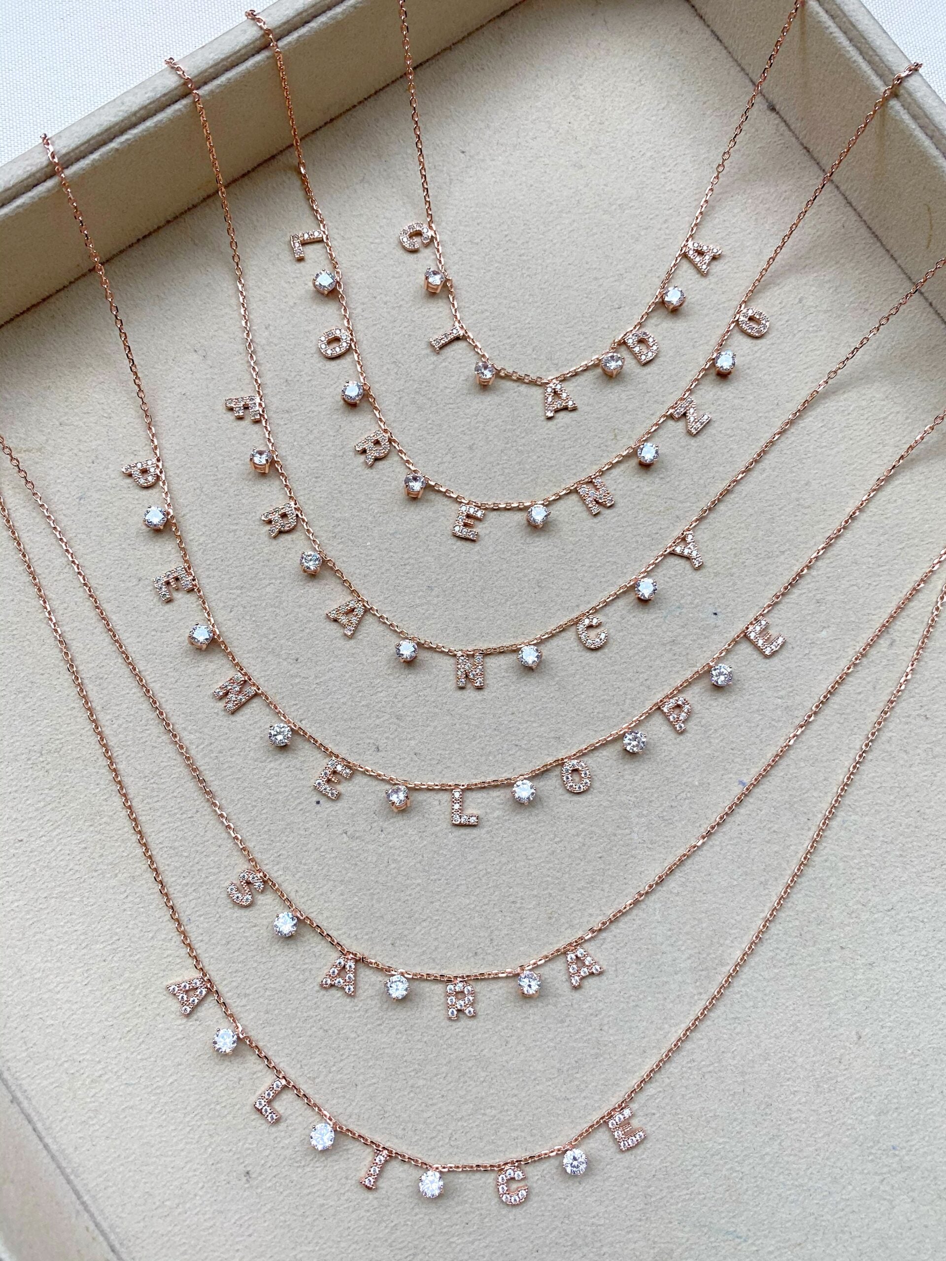 Collana amore personalizzabile lettere zirconi e punti luce bianchi o multicolor