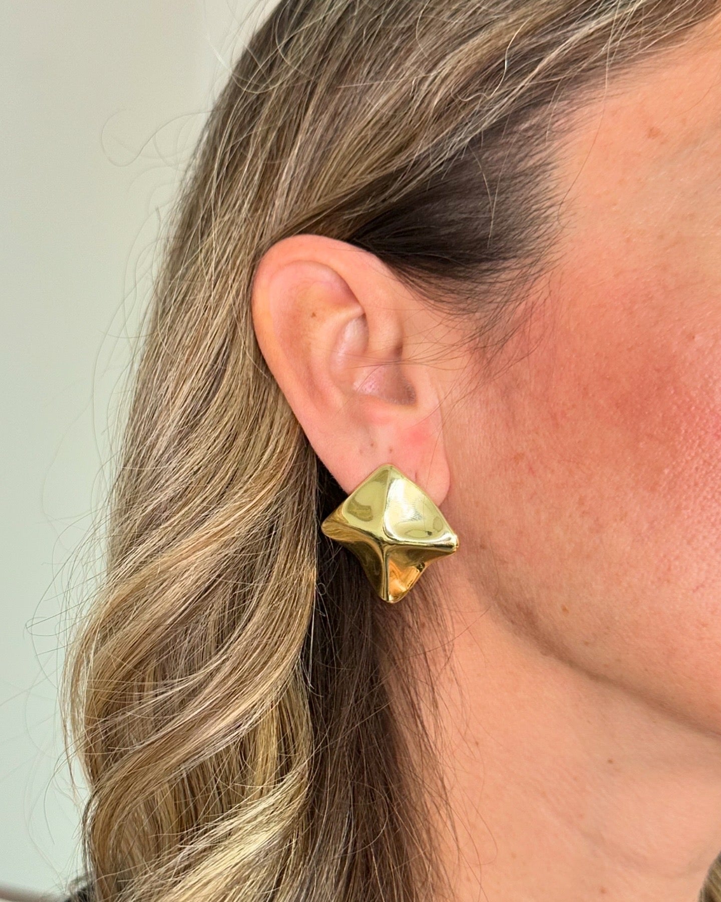 Orecchini toppe rombo ondulato brass