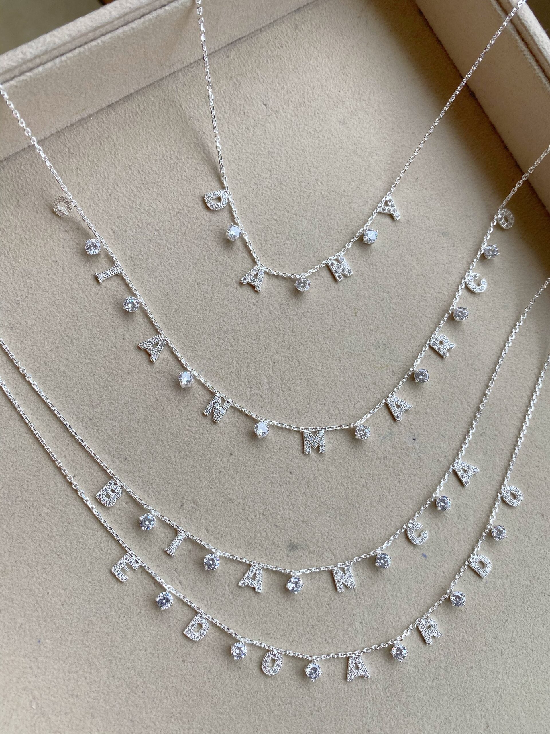 Collana amore personalizzabile lettere zirconi e punti luce bianchi o multicolor