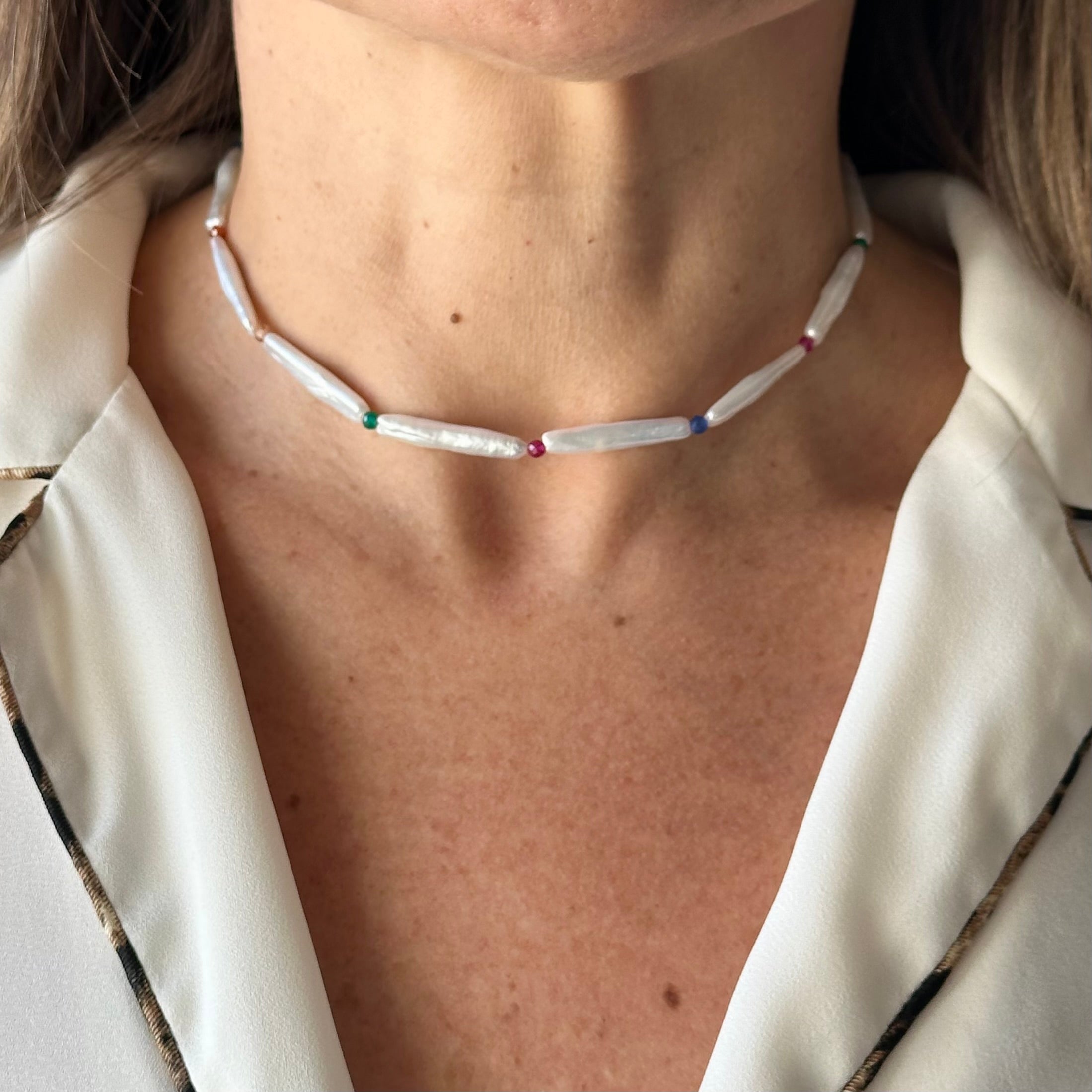 Collana perle allungate e cristalli colorati