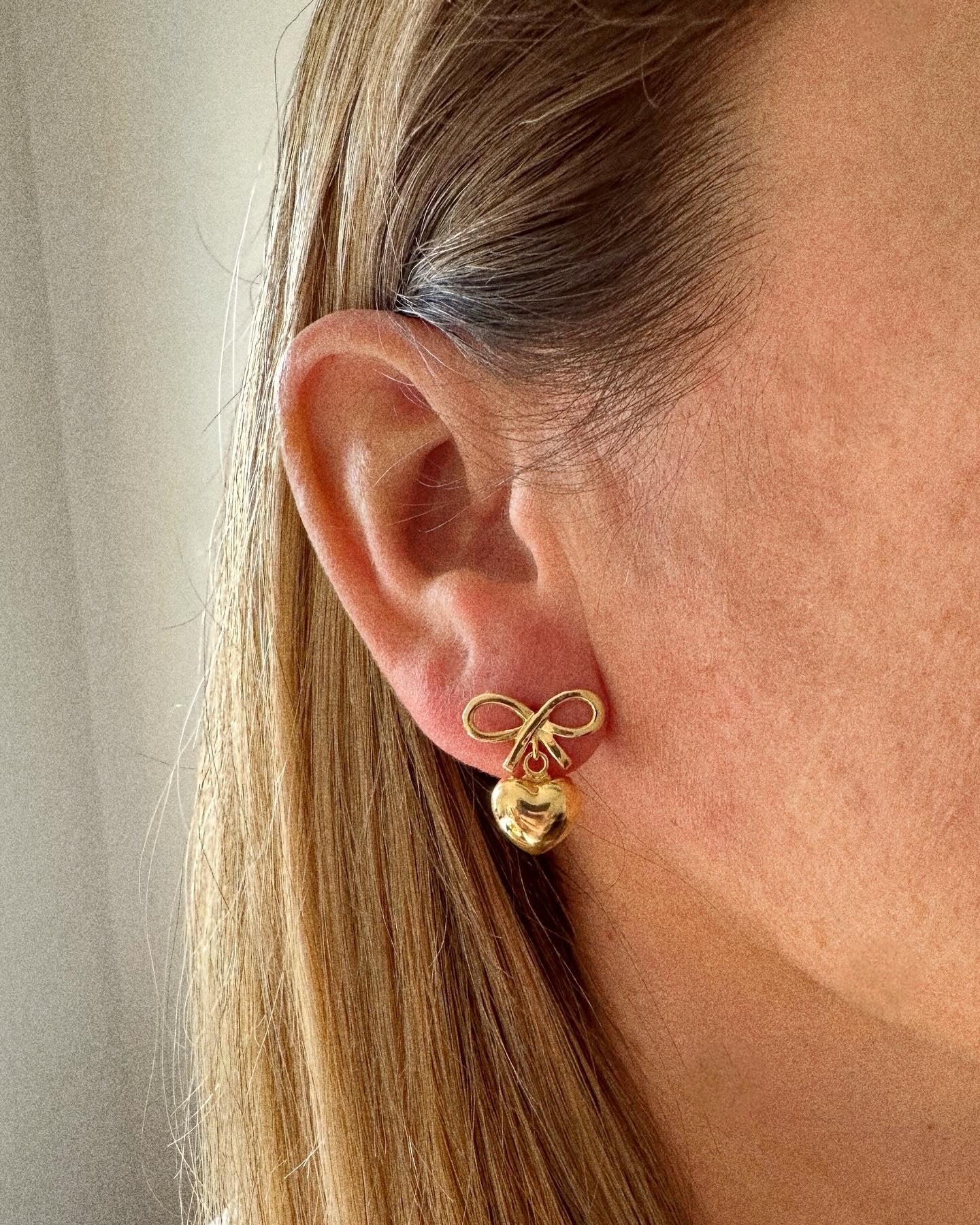 Orecchini ribbons a lobo e cuore bombato