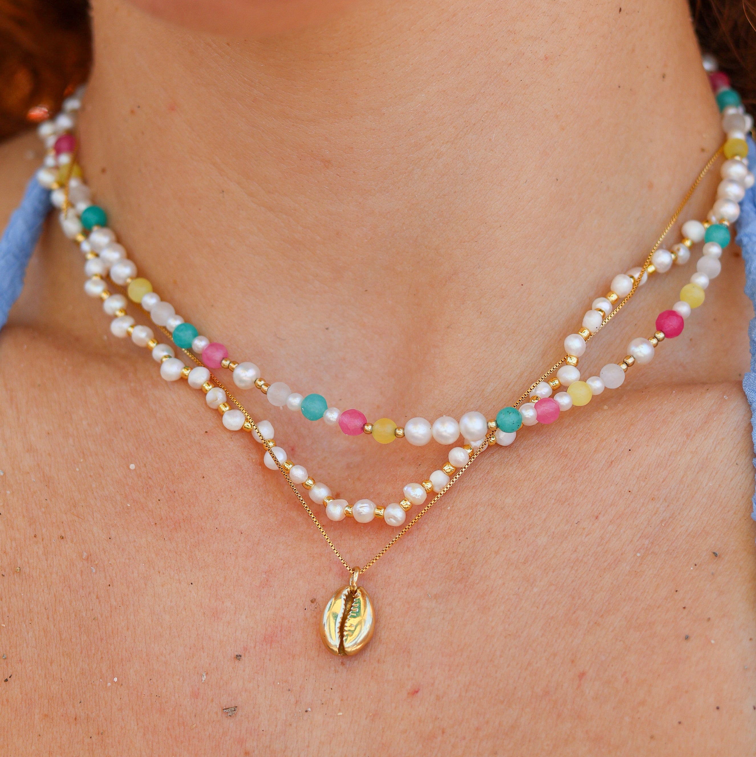 Collana perle twist e dettagli dorati