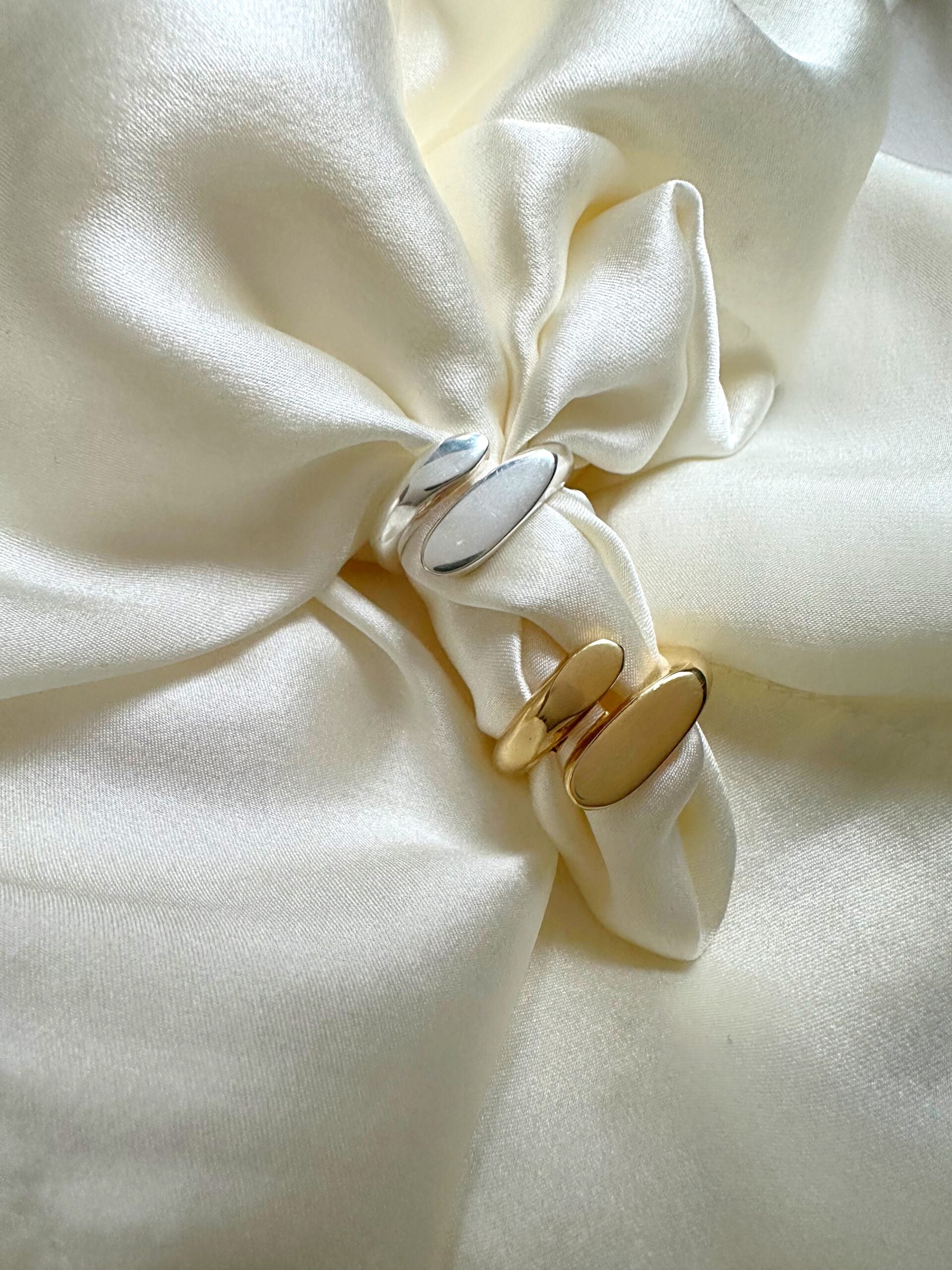 Anello incrocio piatto