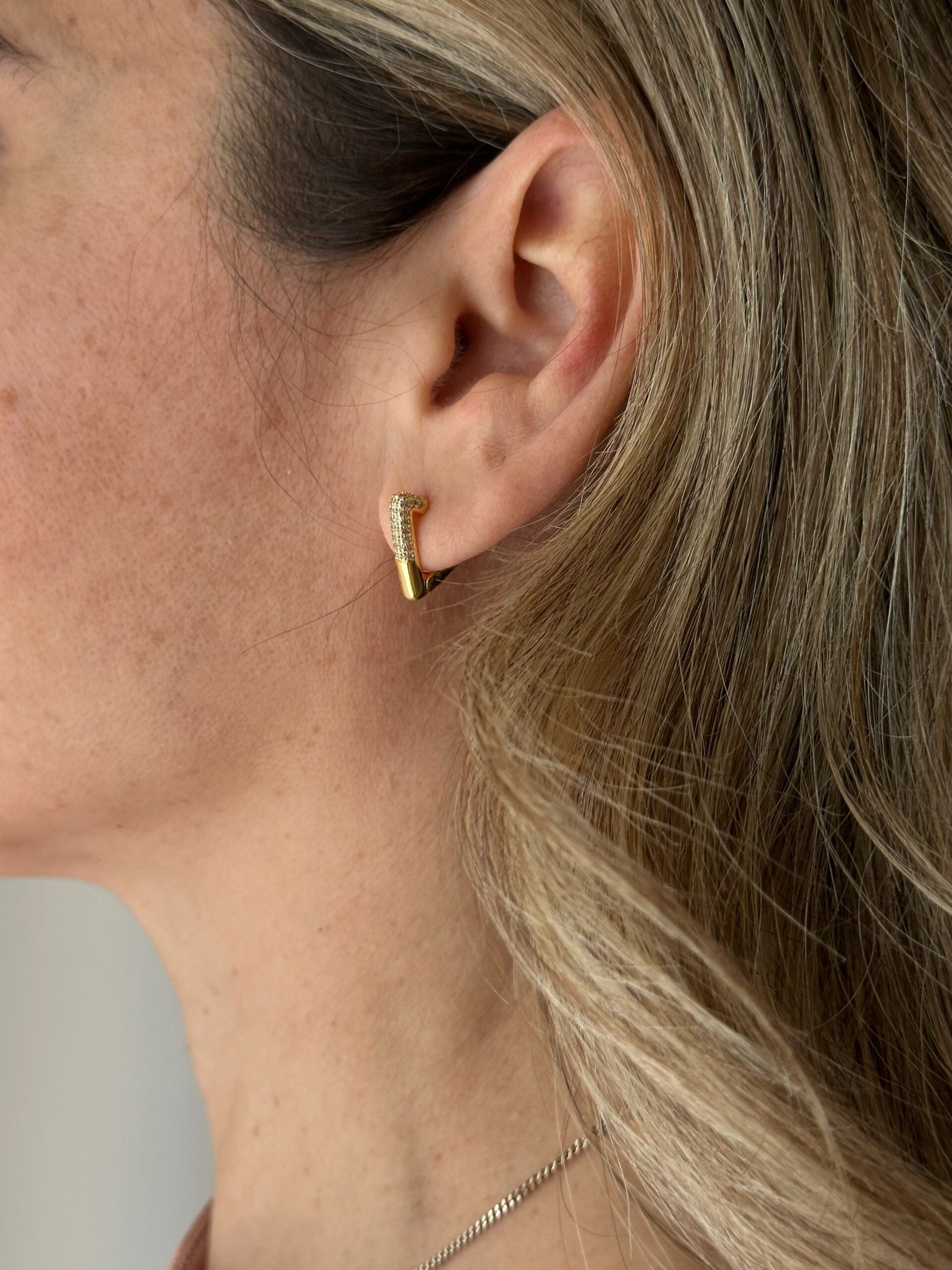 Orecchini triangolo con zirconi luxury brass