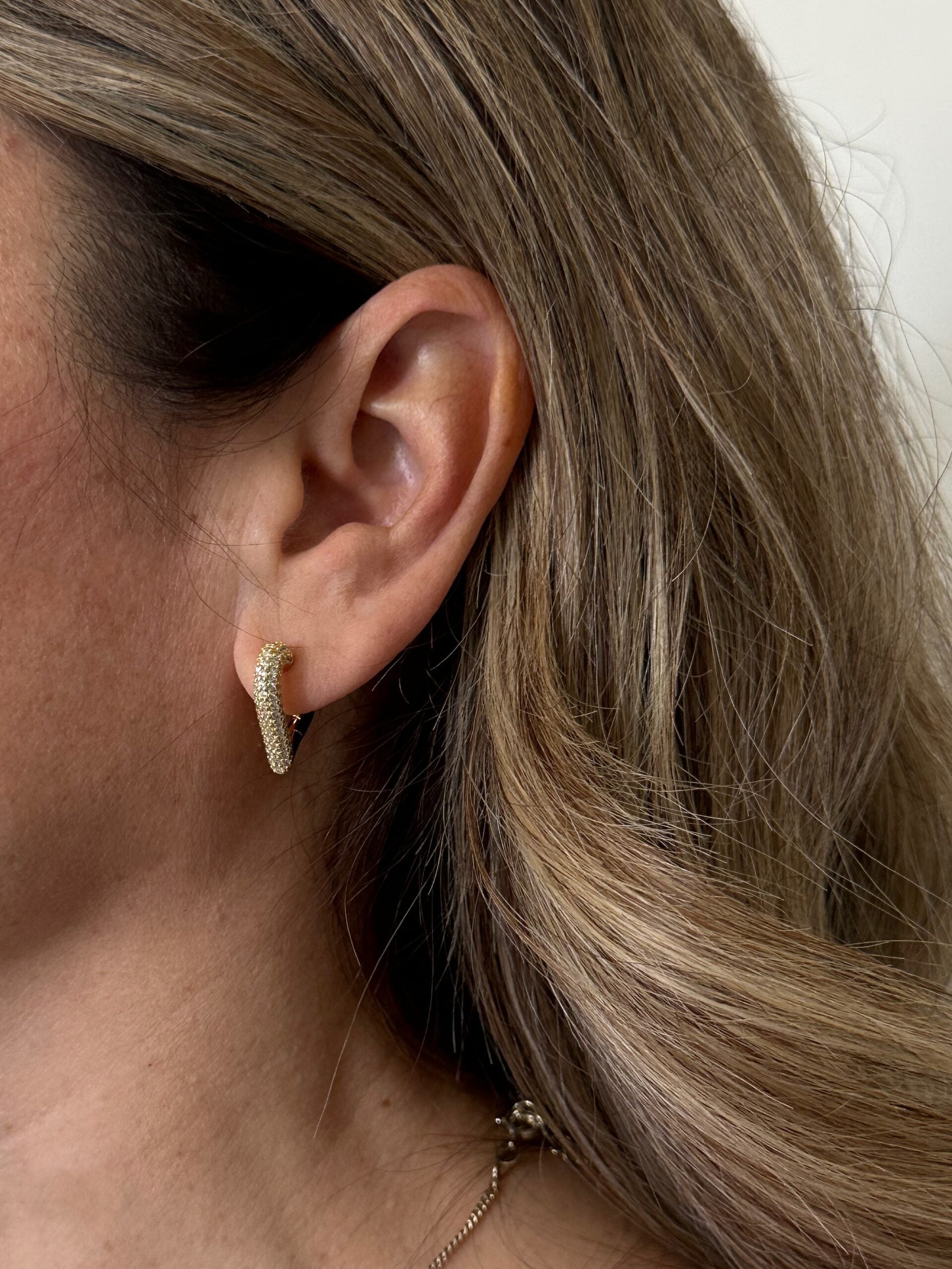 Orecchini a scatto cuori zirconi brass luxury