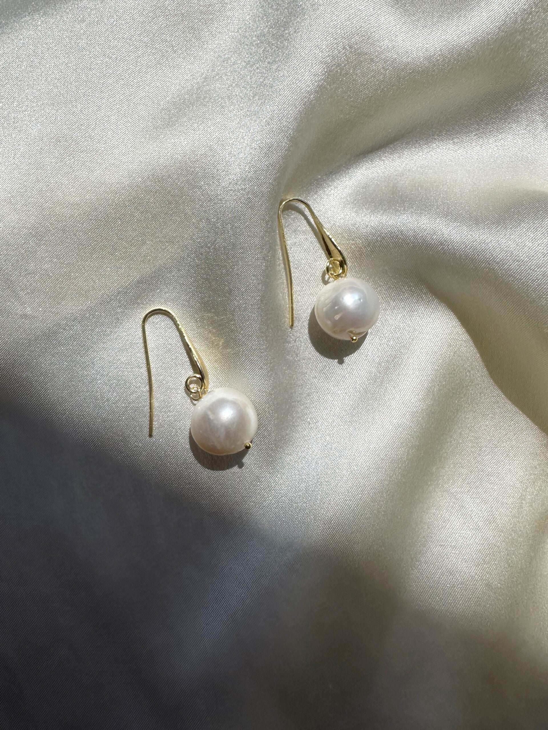 Orecchini a monachella con perla scaramazza pendente