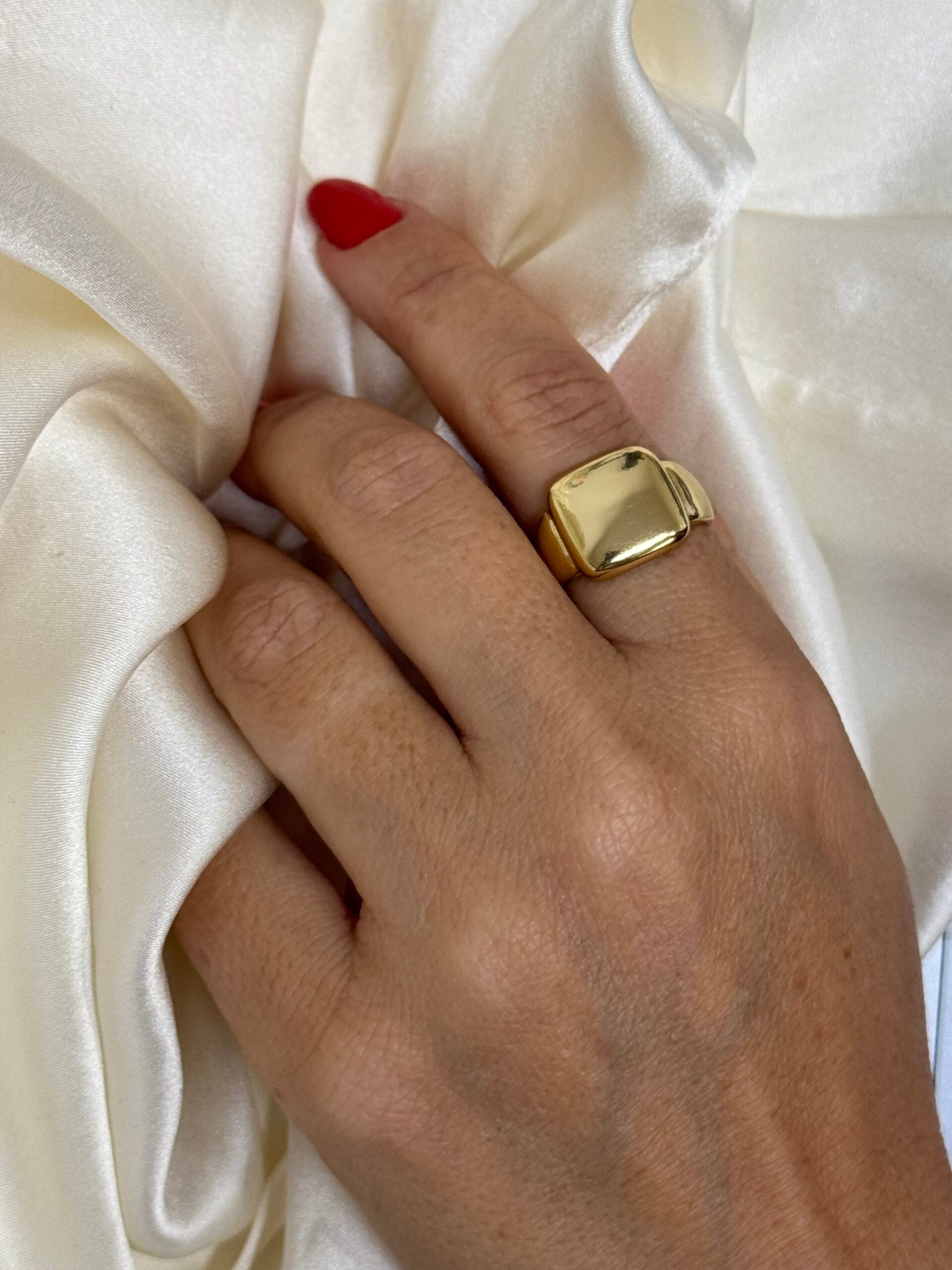 Anello scudo quadrato brass