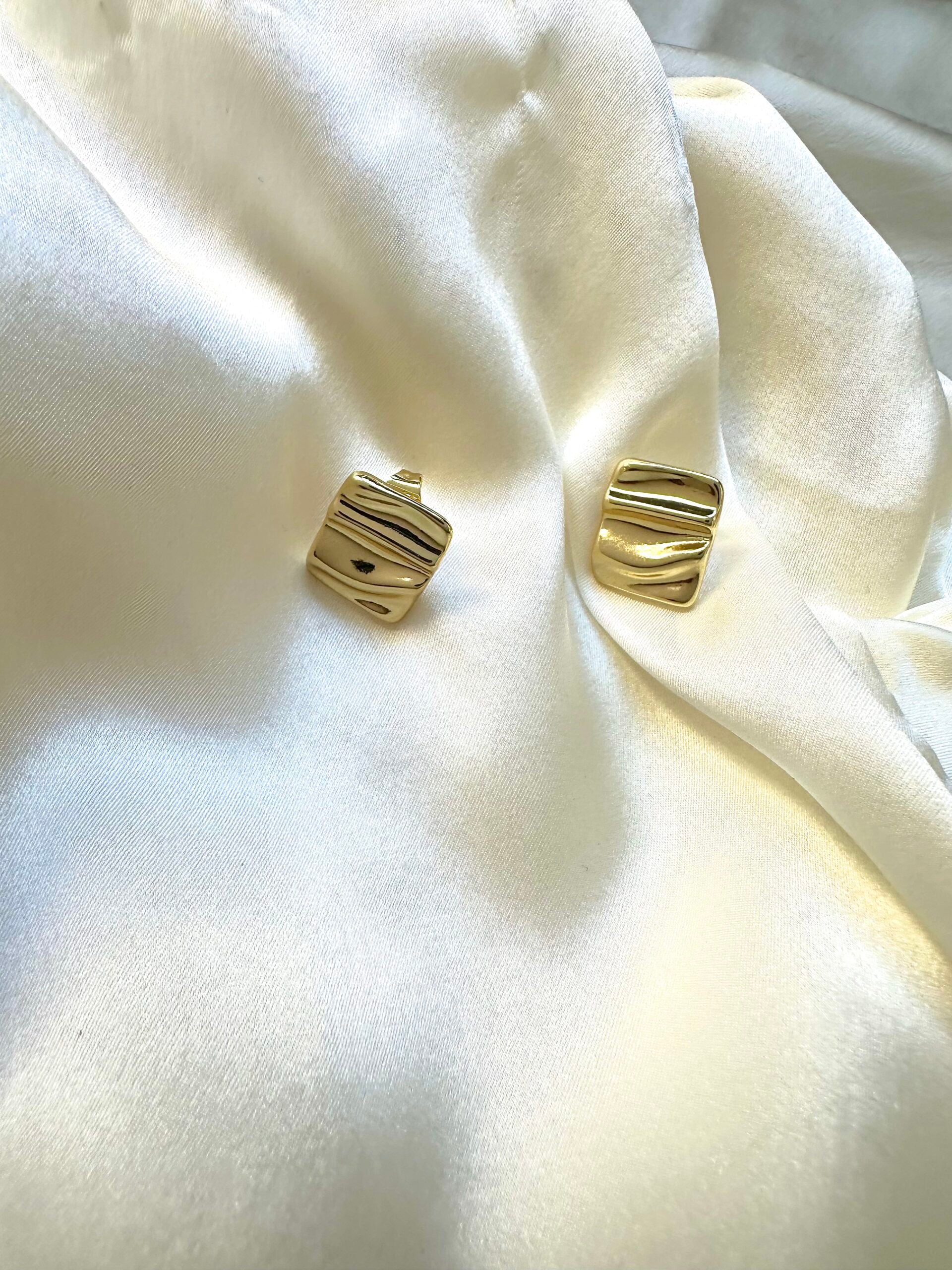 Orecchini toppe small ondulate brass