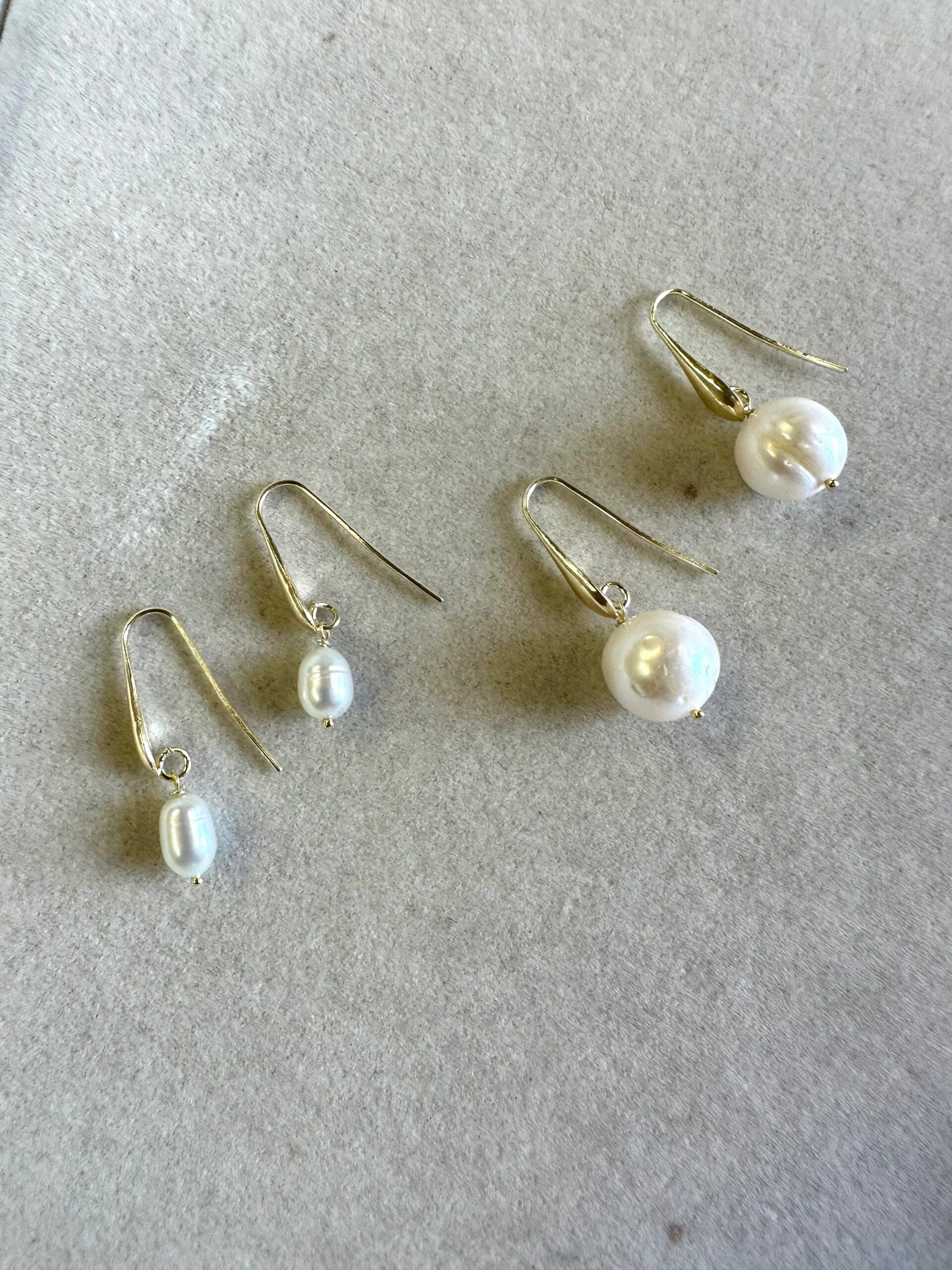 Orecchini a monachella con perla scaramazza pendente