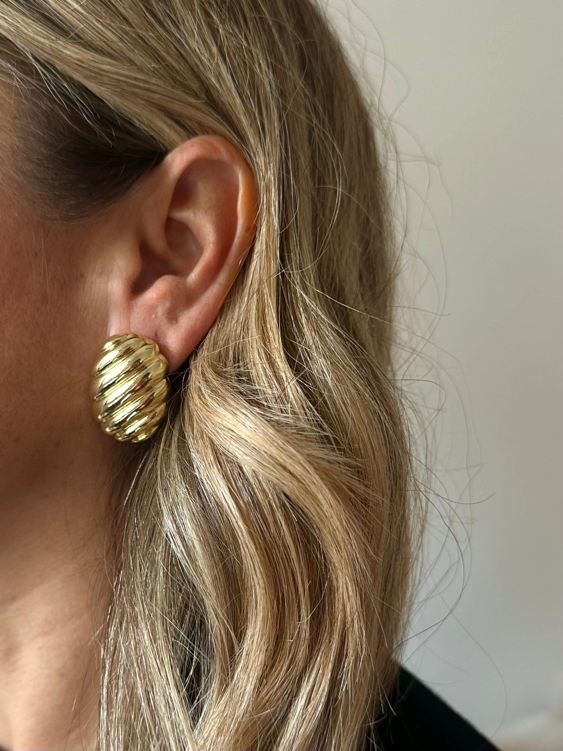 Orecchini toppe rigate brass