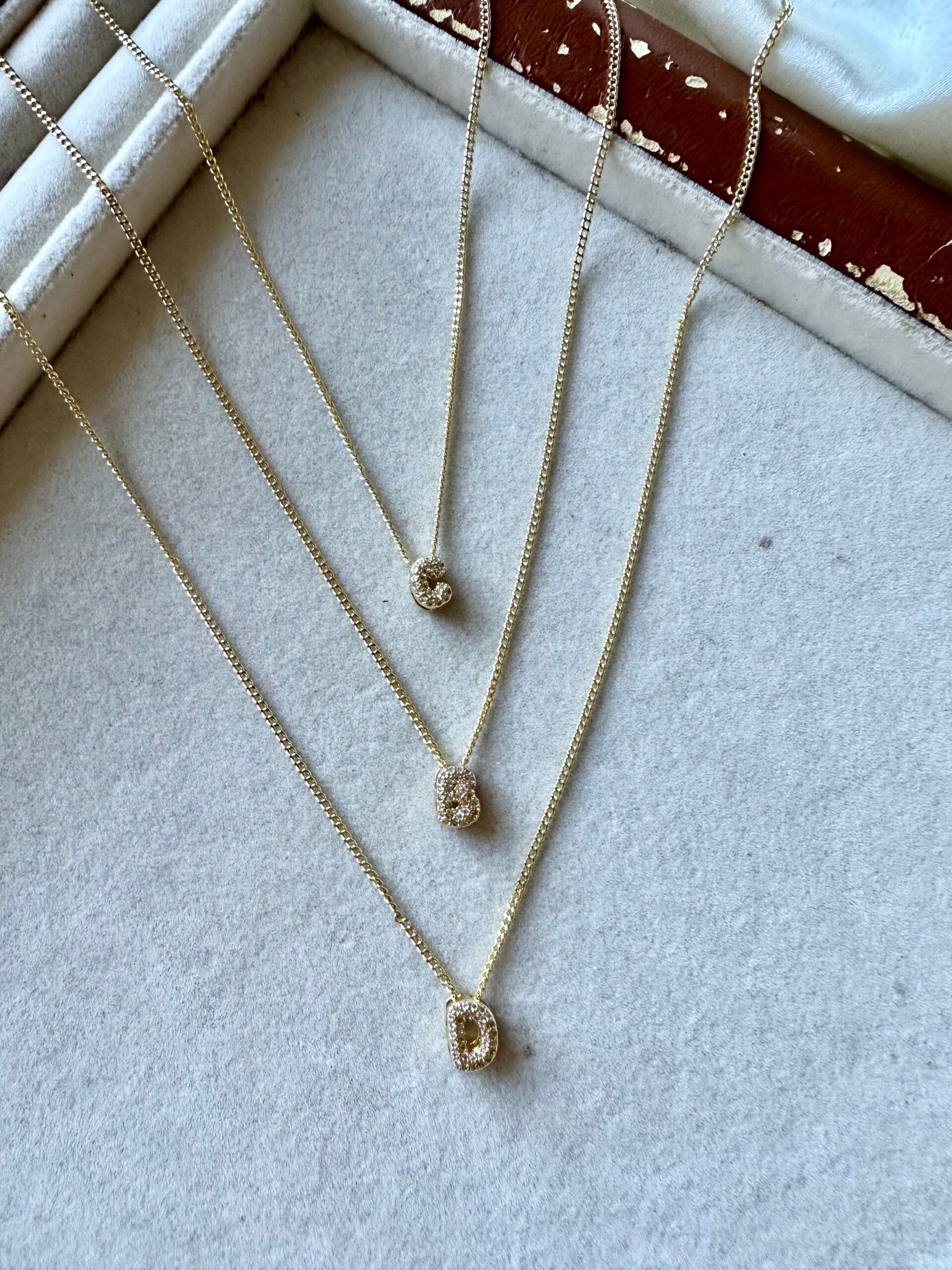 Collana iniziale zirconi chunky brass