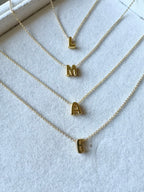 Collana iniziale liscia chunky brass