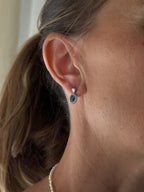 Orecchini a lobo punto luce con mini Kate pendente