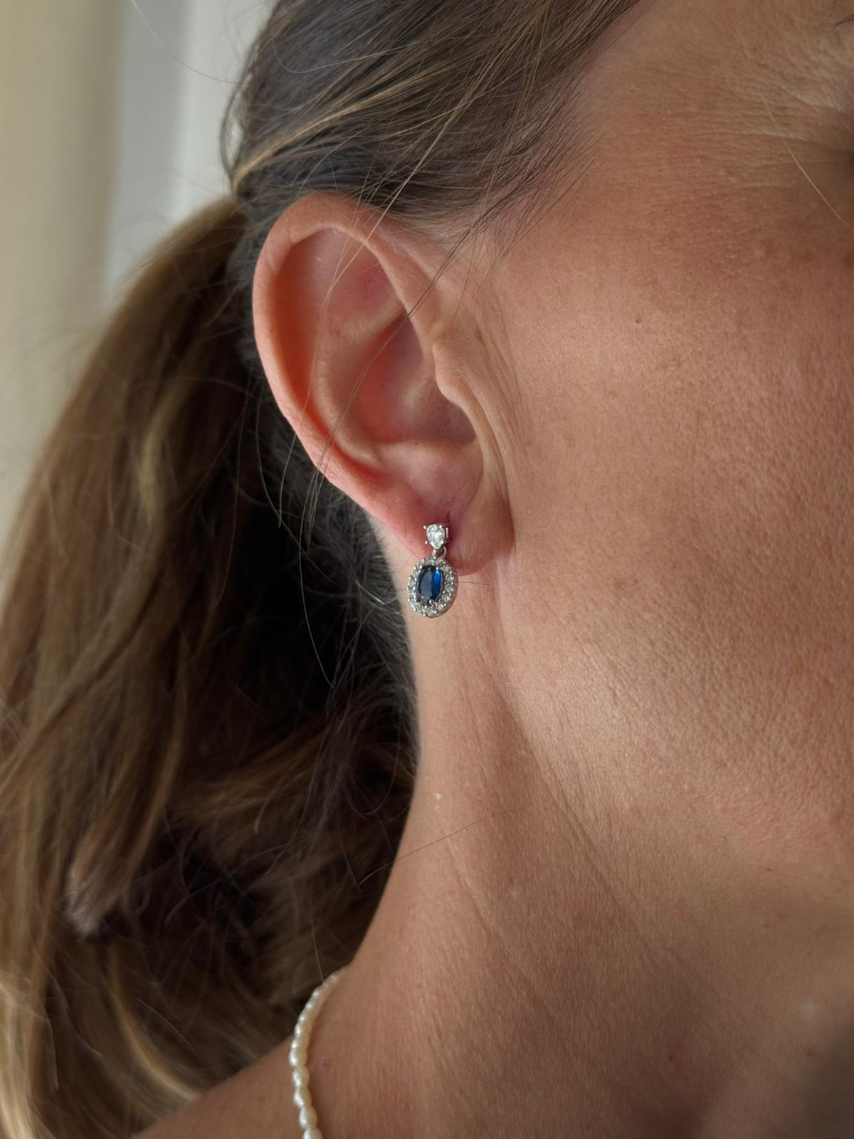 Orecchini a lobo punto luce con mini Kate pendente