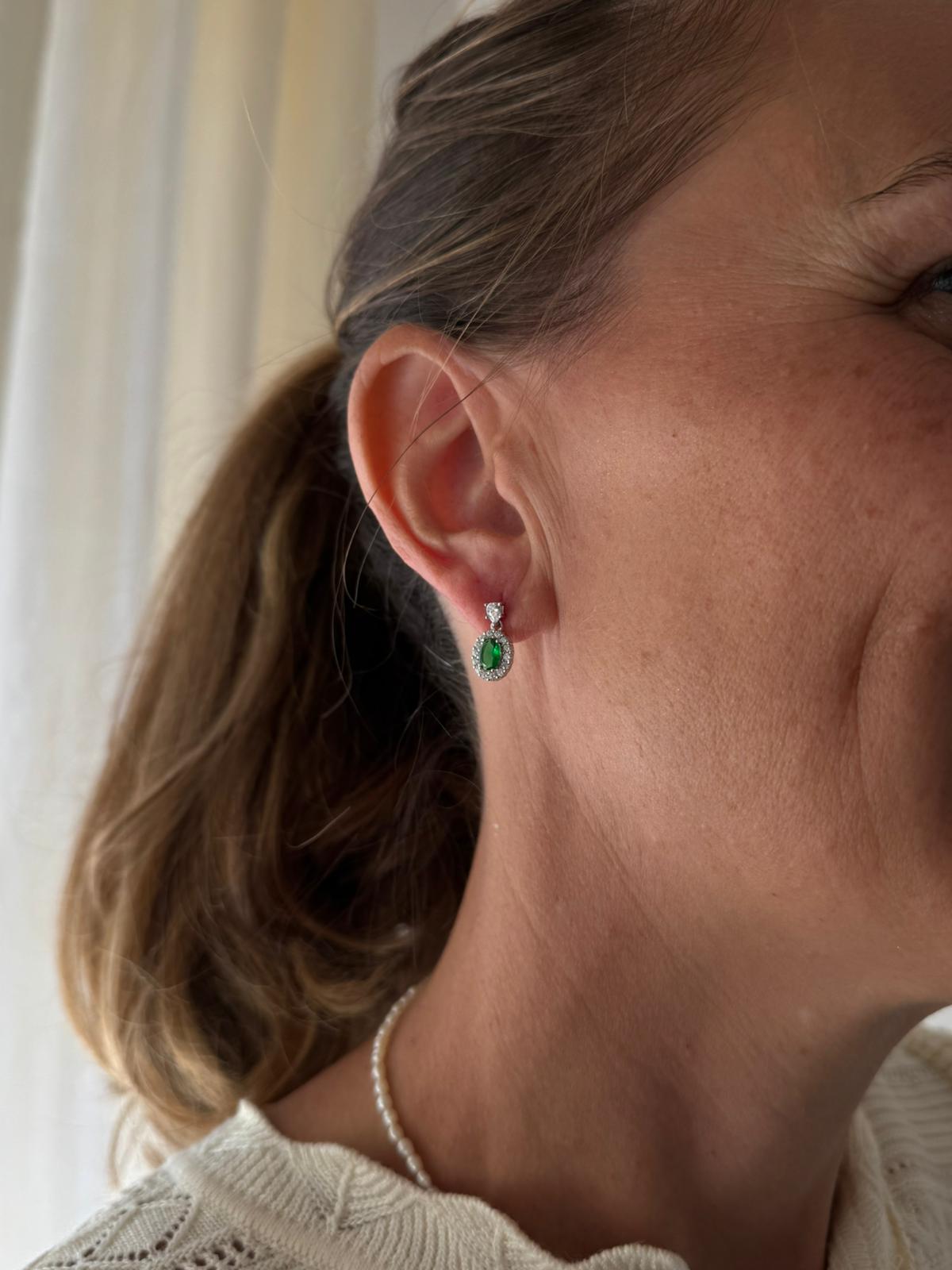 Orecchini a lobo punto luce con mini Kate pendente