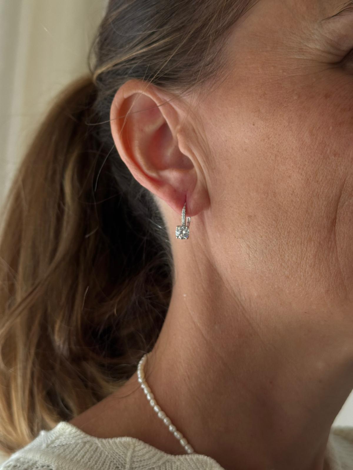 Orecchini a monachella con punto luce e mini zirconi