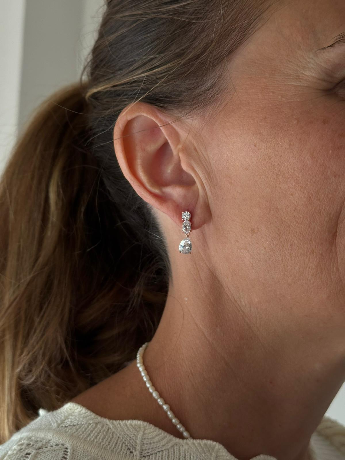 Orecchini punto luce a lobo con zircone ovale e a goccia pendenti