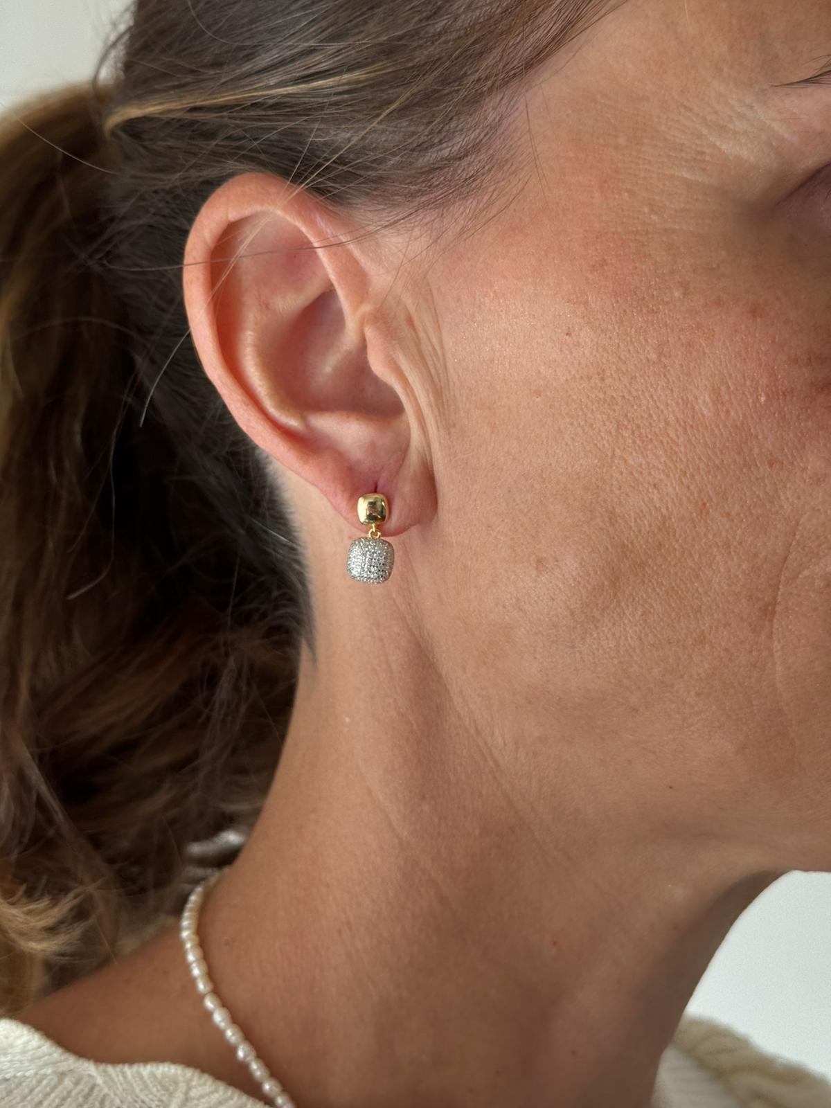 Orecchini mini bottone e pendenti con pavè di zirconi