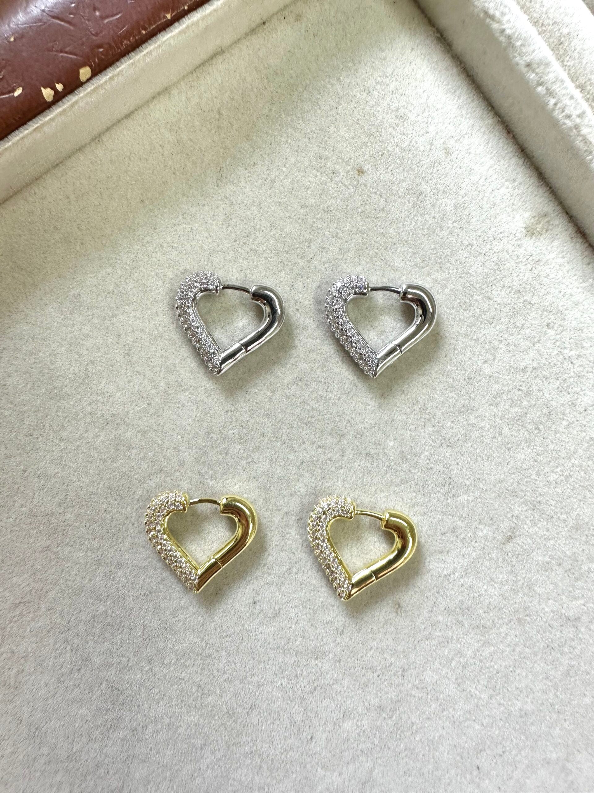 Orecchini a scatto cuori zirconi brass luxury