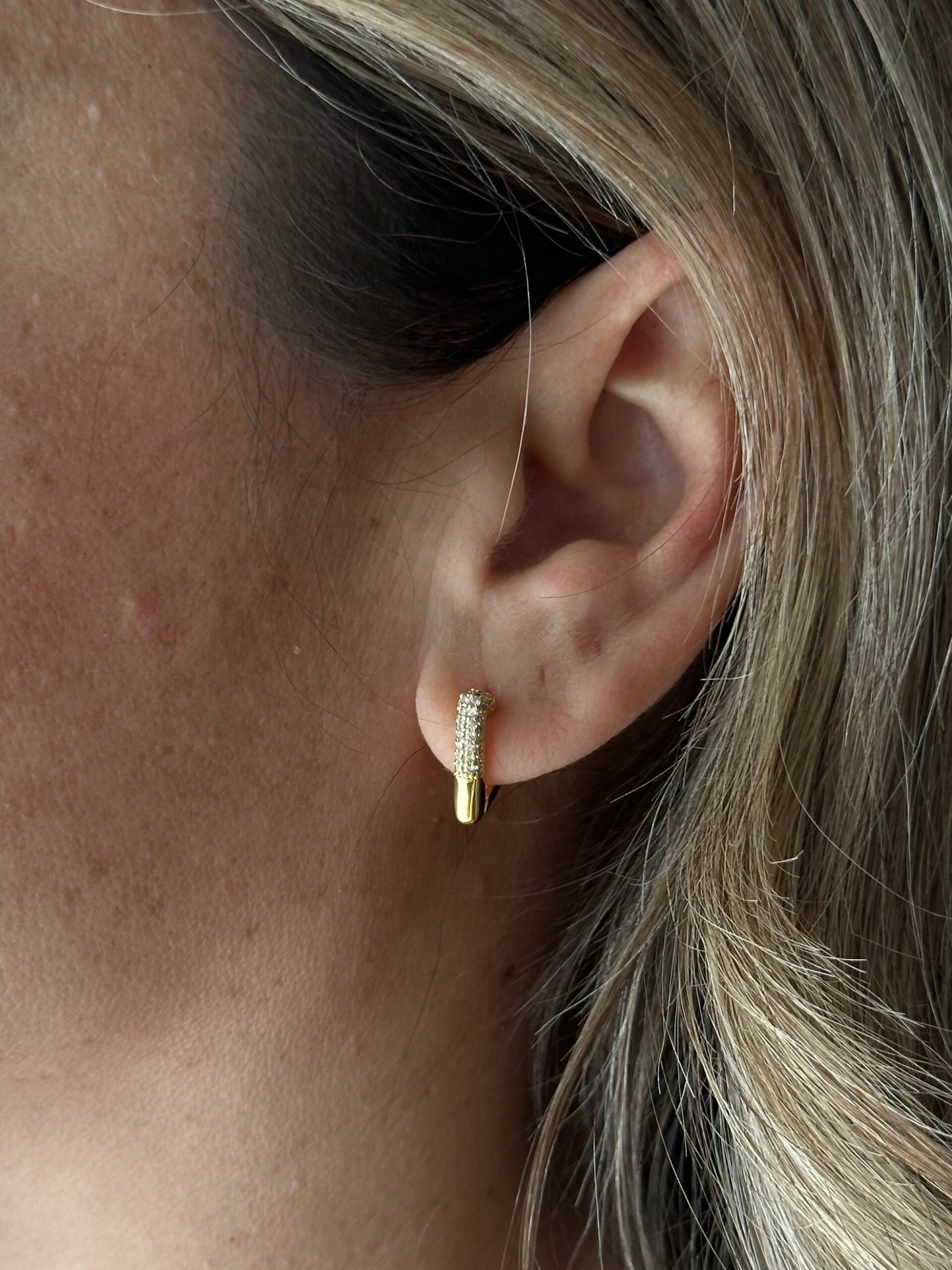 Orecchini triangolo con zirconi luxury brass