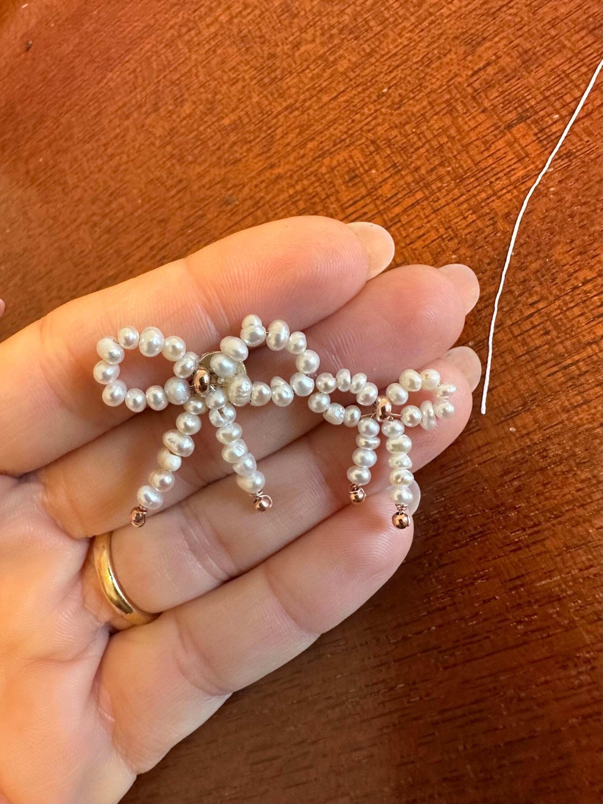 Orecchini ribbons a lobo con perle scaramazze