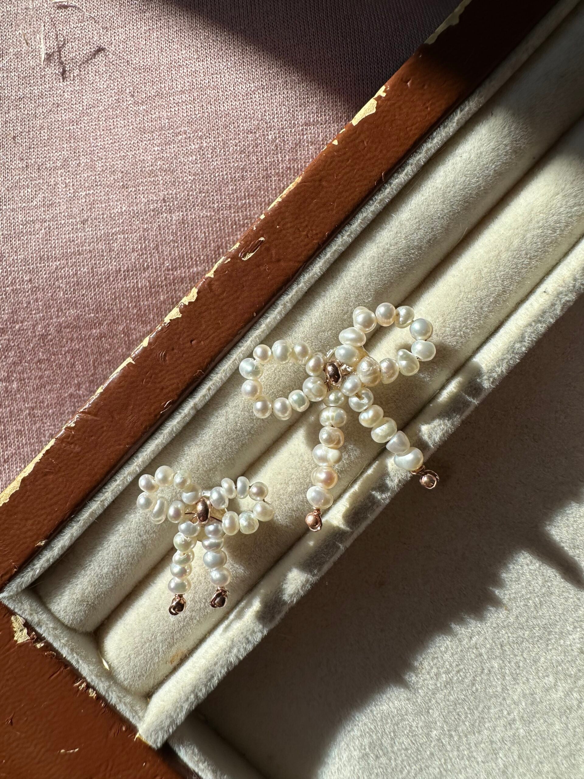 Orecchini ribbons a lobo con perle scaramazze