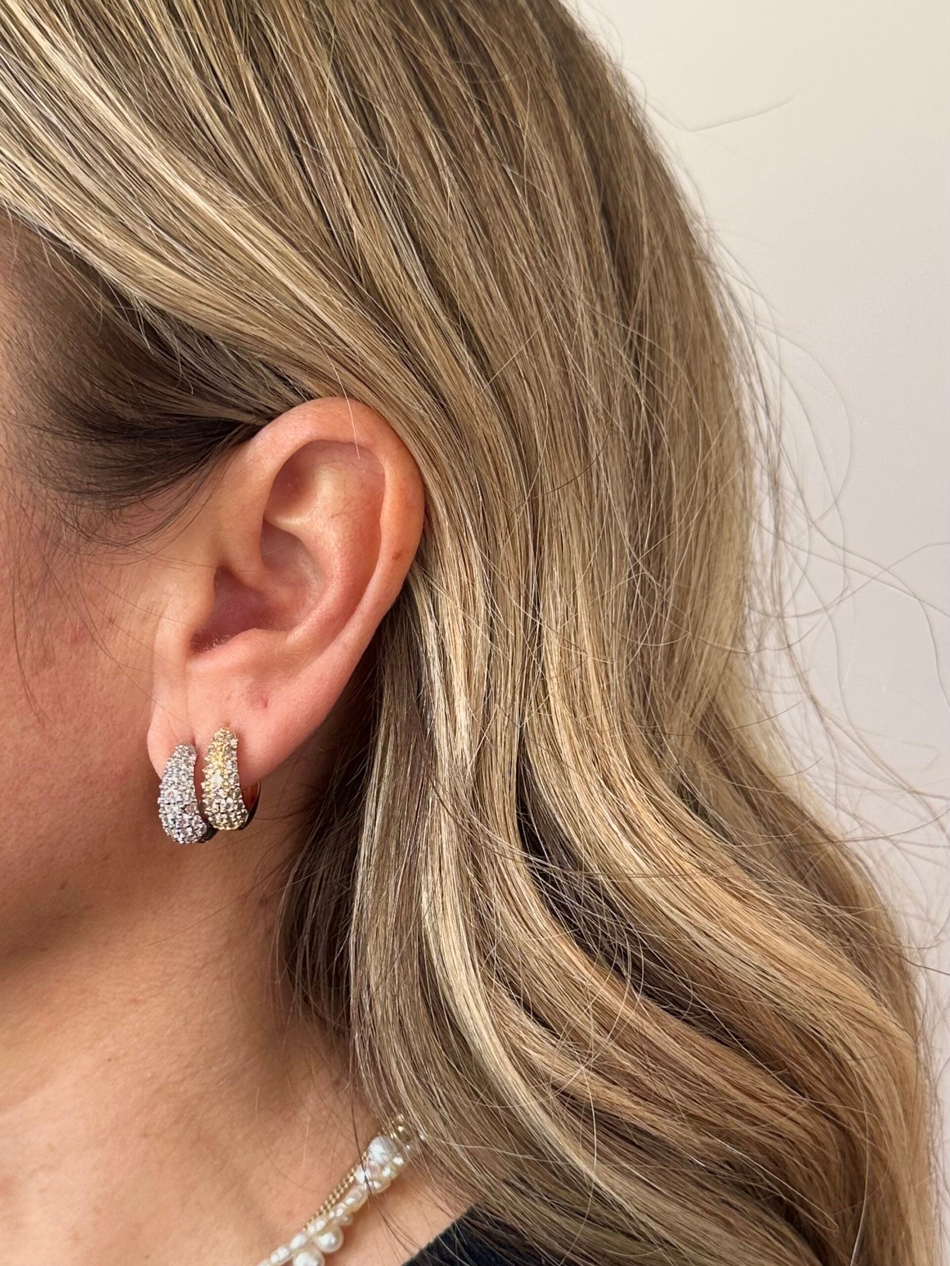 Orecchini cerchi bombati con zirconi brass